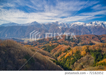 從長野縣白澤Pass白馬村看到美麗的白雪皚皚的白馬山脈和秋天的里山山脈（無人機鳥瞰） 72182852