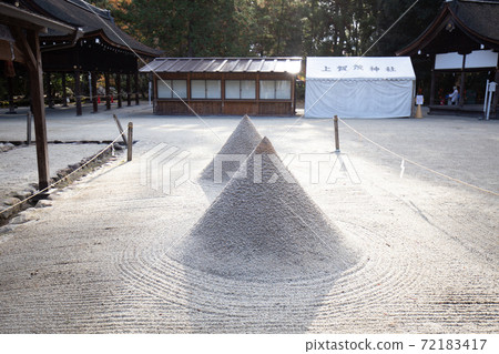 Strict atmosphere precincts 72183417