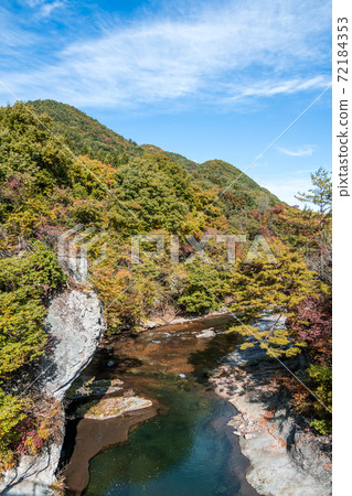 [Fukiwari瀑布附近的山stream和秋葉] 72184353