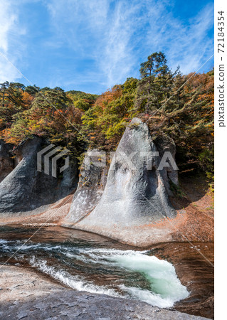 [Fukiwari瀑布附近的山stream和秋葉] 72184354