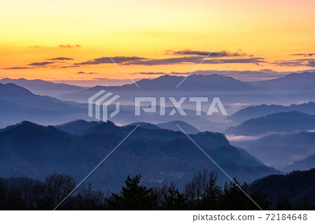 Dawn (mountains of morning mist) 72184648