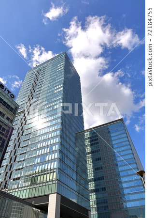 Skyscrapers extending toward the sky Skyscrapers extending toward the sky 72184755