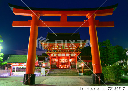 Torii gate and beautiful night view of Fushimi Inari Taisha Shrine 72186747