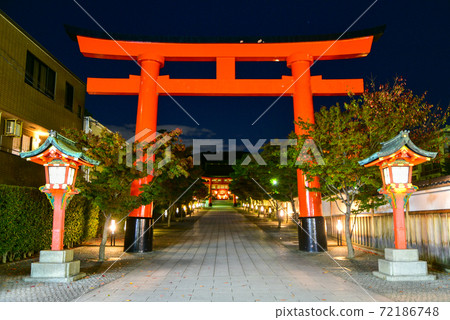 伏見稻荷大社鳥居和美麗的夜景 伏見稻荷大社鳥居和美麗的夜景 72186748