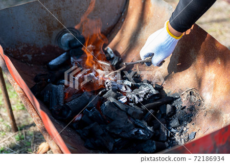 A state of lighting a barbecue 72186934