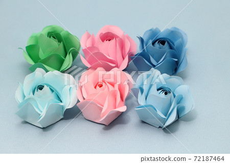 由摺紙製成的手工玫瑰花 72187464