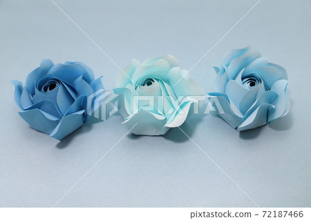 由摺紙製成的手工玫瑰花 72187466