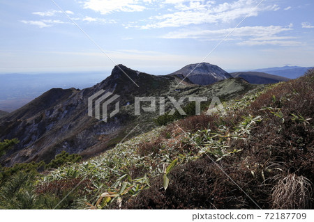 從山步道到Sanbonyaridake的Asahidake和Chausudake的景色 72187709