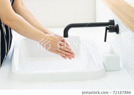 女人在浴室洗手 72187866