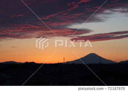 Mt. Fuji and the sunset seen from the hills of Yokohama 72187870