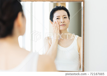 Middle women who are worried about their skin 72187885