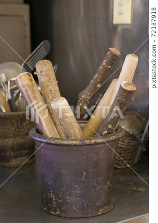 A pestle 72187918