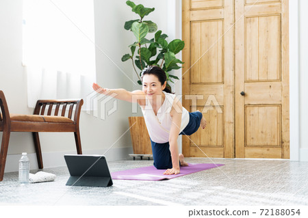 在家做瑜伽的中部婦女 在家做瑜伽的中部婦女 72188054