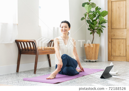 Middle woman stretching at home 72188526