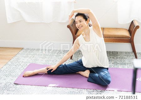 在家舒展的中部婦女 在家舒展的中部婦女 72188531