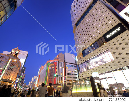 東京黃昏的銀座4丁目十字路口 72188992