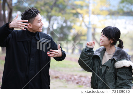 Image of a couple speaking sign language "Movie" "Like" Image of a couple speaking sign language "Movie" "Like" 72189080