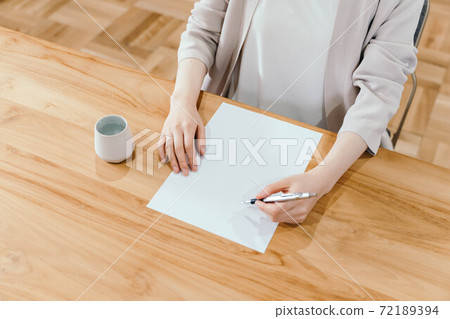 在紙上寫的年輕女子 在紙上寫的年輕女子 72189394