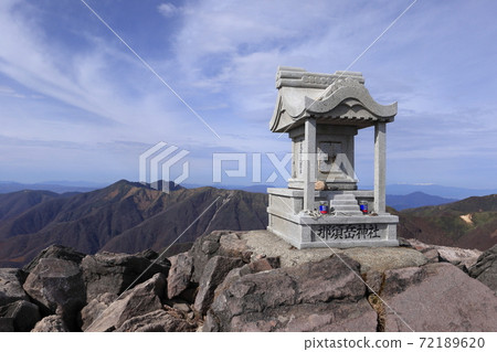 喬蘇山,大倉山和三倉山頂部的神社 喬蘇山,大倉山和三倉山頂部的神社 72189620