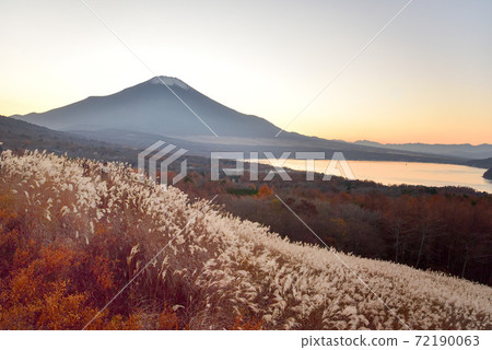 山中湖全景攤位，秋天的富士山 72190063