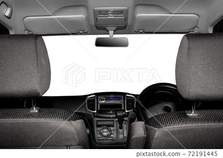 從汽車前玻璃的後座看 72191445