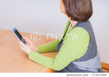 掌握智能手機以防模糊的年長者，老年人，女性，日語[活躍老年人]（針對癡呆症的措施） 72191499