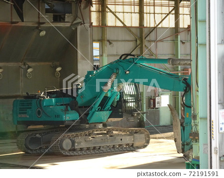 站在一家廢棄工廠的重型機械 站在一家廢棄工廠的重型機械 72191591