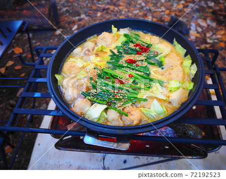 Holiday fun Slow life Hot pot dishes with a bonfire 72192523