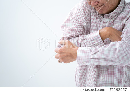 肘關節疼痛老人 72192957