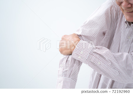 肘關節疼痛老人 72192960