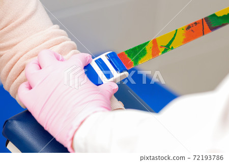 Tightening the harness on the arm. Tightening the harness on the arm. 72193786