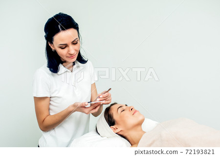 Eyelash extension procedure. 72193821