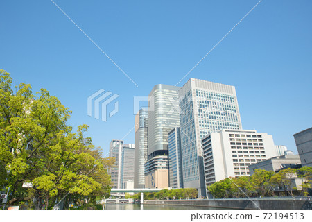 [Osaka Prefecture] Taken from the promenade in front of Osaka City Hall during the fresh green season in May 72194513