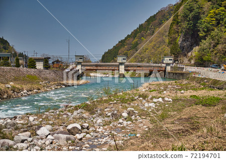 Uozu City, Toyama Prefecture, in the middle reaches of the Katakai River in early spring Uozu City, Toyama Prefecture, in the middle reaches of the Katakai River in early spring 72194701