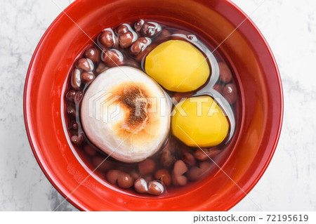 Chestnut zenzai with mochi 72195619