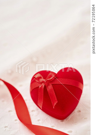 Heart-shaped valentine gift Heart-shaped valentine gift 72195864