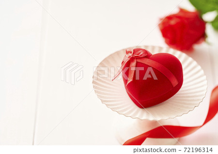 Heart gift and red rose 72196314