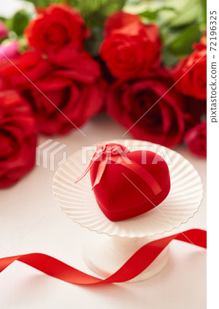 心禮物和紅玫瑰 72196325