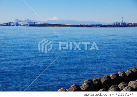 Tokyo Gate Bridge and Mt. Fuji in winter 72197174