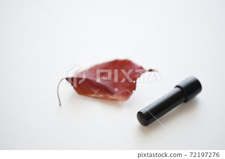 Is the seal abolished, stamp prohibited? Along with the debated seals and fallen leaves. 72197276