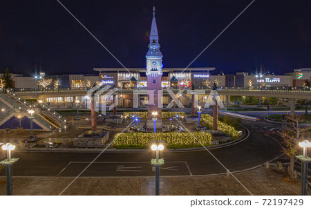 從JR倉敷站北面的時鐘座上以巴士站的燈光為夜景 72197429