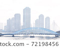 水邊小鎮的風景：水彩畫風格的船和建築物朝著墨田河上的永代大橋 72198456