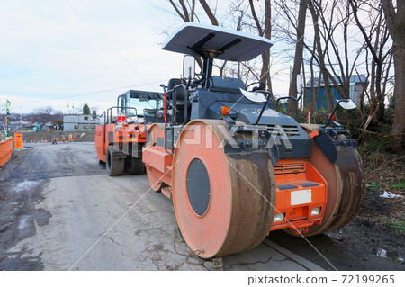 道路施工現場的振動壓路機 72199265