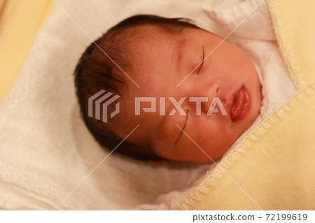 新生嬰兒 新生嬰兒 72199619
