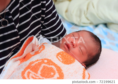新生嬰兒 新生嬰兒 72199621