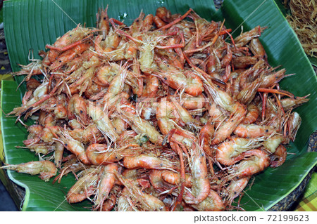 Crispy shrimp on banana leaf, Thai lifestyle food in the market. 72199623