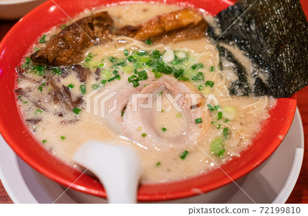 Close up delicious kakuni tonkotsu ramen 72199810