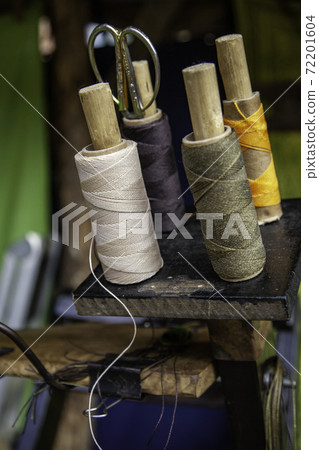 Threads and seamstress scissors 72201604