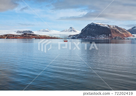 Glacier and mountains in Svalbard islands, Norway Glacier and mountains in Svalbard islands, Norway 72202419