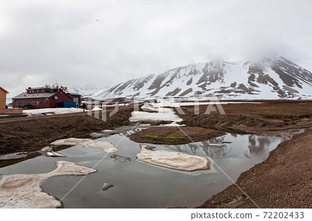 Snowy mountains and meteorological station in Ny Alesund, Svalbard islands Snowy mountains and meteorological station in Ny Alesund, Svalbard islands 72202433